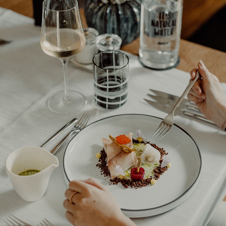 Gast genießt die Hauptspeise beim Abendessen im Hotel