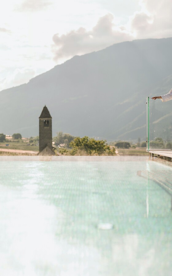 Donna in piedi accanto all’Infinity Sky Pool con vista panoramica