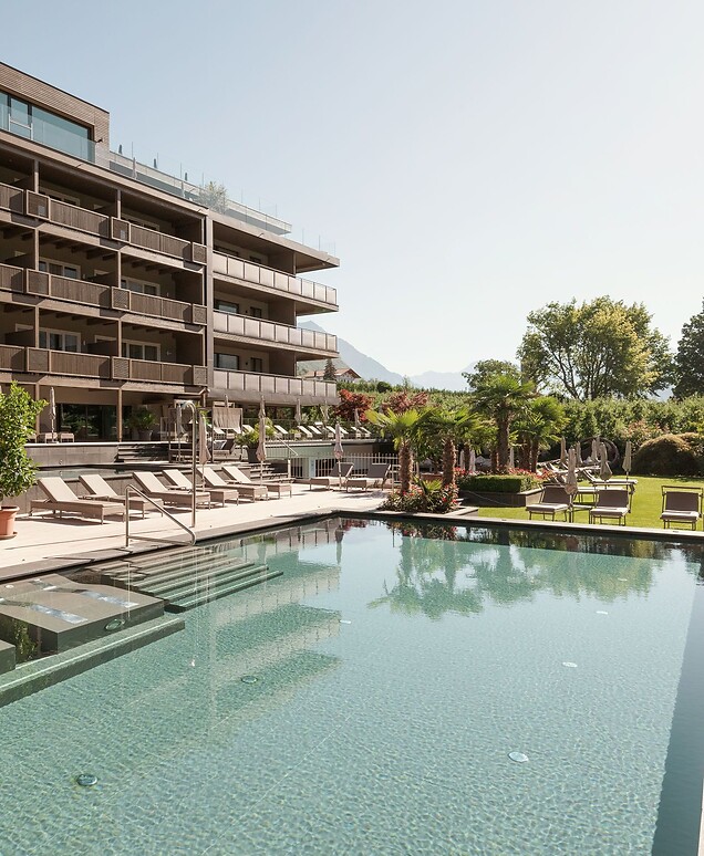 Hotel con piscina termale, giardino e lettini prendisole