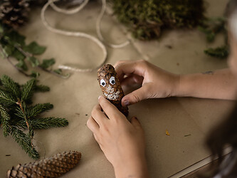 Ragazza che crea lavoretti con materiali naturali nell’area giochi