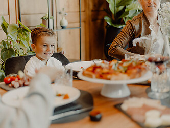 Bambino che mangia al tavolo