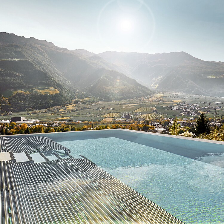 Sky Sole Pool con vista sulle montagne