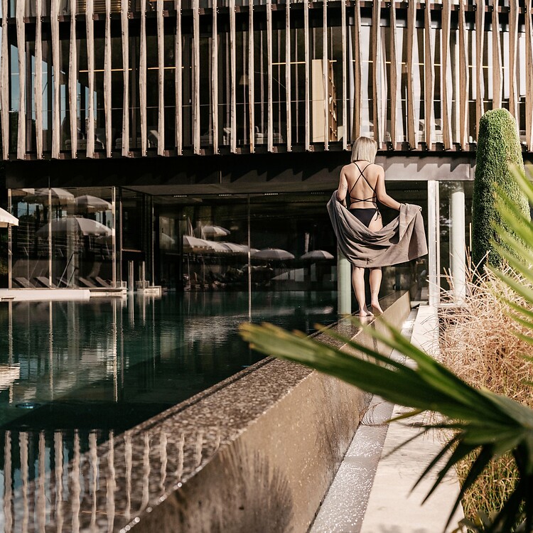 Donna che cammina lungo il bordo dello Sky Infinity Sportpool