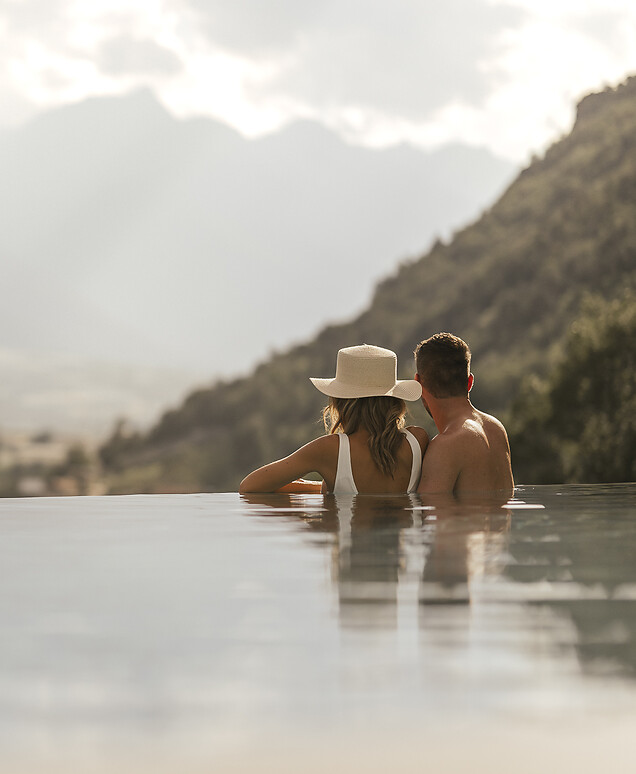 Donna e uomo nella piscina Sky Infinity Sport