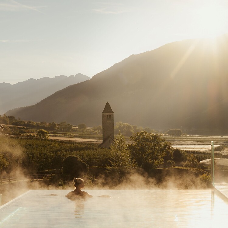 Donna che gode della vista mozzafiato nell'Infinity Skypool all'alba
