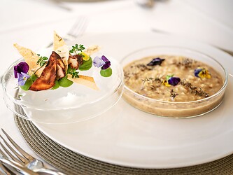 Risotto con erbe colorate dall’orto dell’hotel