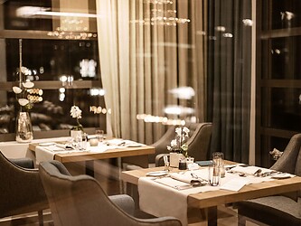 Tavola apparecchiata per la cena all’Hotel Alpiana