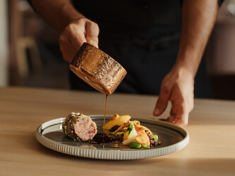 Lo chef serve la salsa alle guance di manzo altoatesine