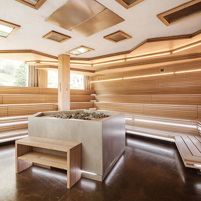 Moderna sauna finlandese con illuminazione scenica