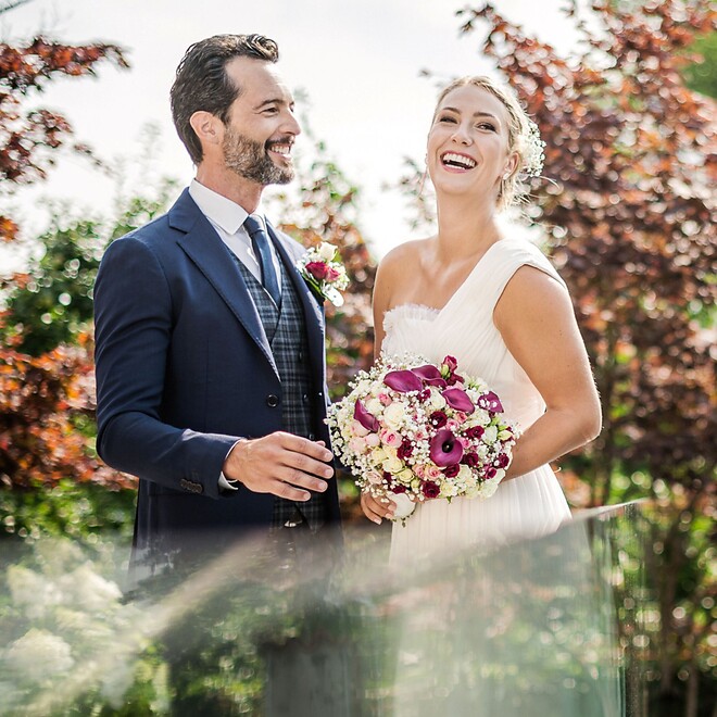 Donna e uomo al matrimonio in giardino