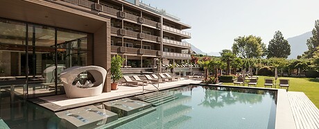 Piscina all'aperto per famiglie con palme e vista sulle montagne