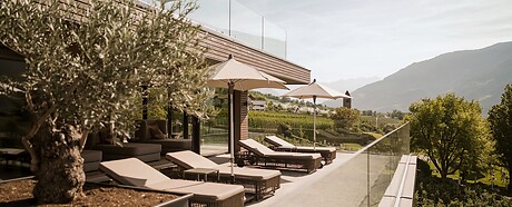 Terrazza solarium con lettini relax nello Sky Spa adults only