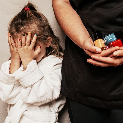 Bambina durante l’assistenza all’infanzia