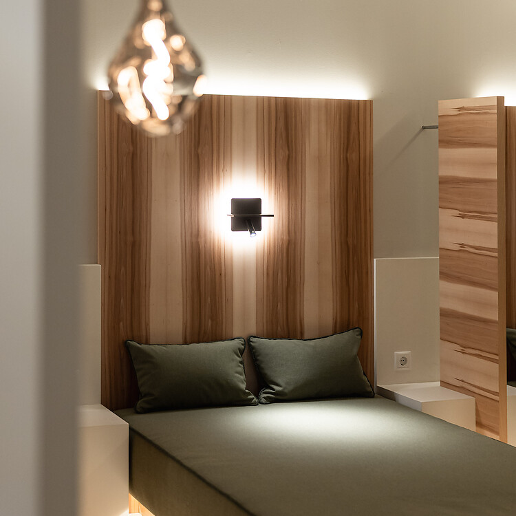 Lettino lounge interno in legno con illuminazione moderna