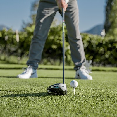 Uomo tiene la mazza da golf pronta sul pallina per il tiro