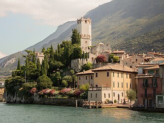 Case e torre con giardino sul Lago di Garda