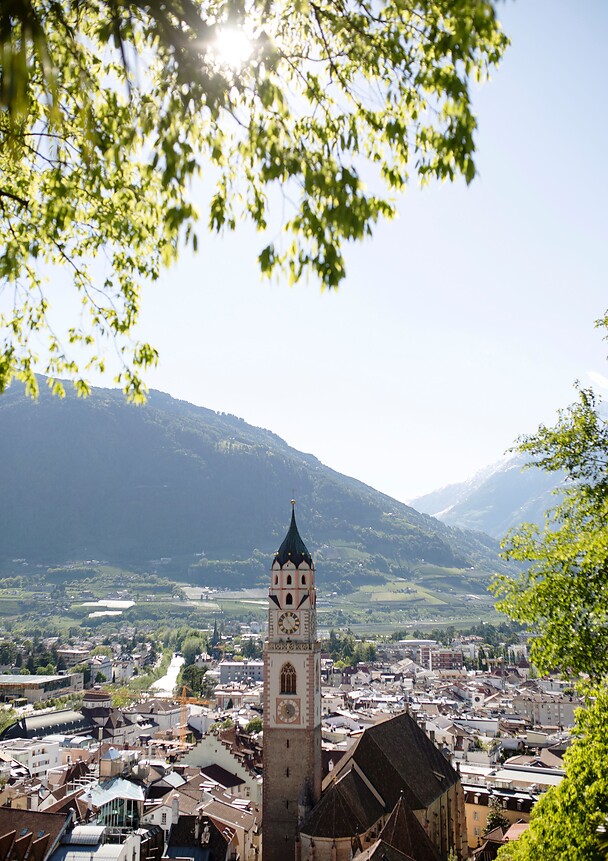 Città termale di Merano con chiesa davanti alle montagne