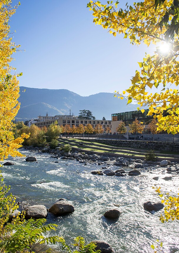 Fiume Passirio davanti alle Terme di Merano in autunno