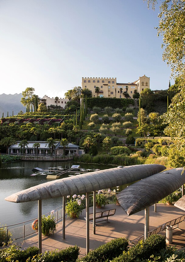 Castello Trauttmansdorff con giardini in fiore al tramonto