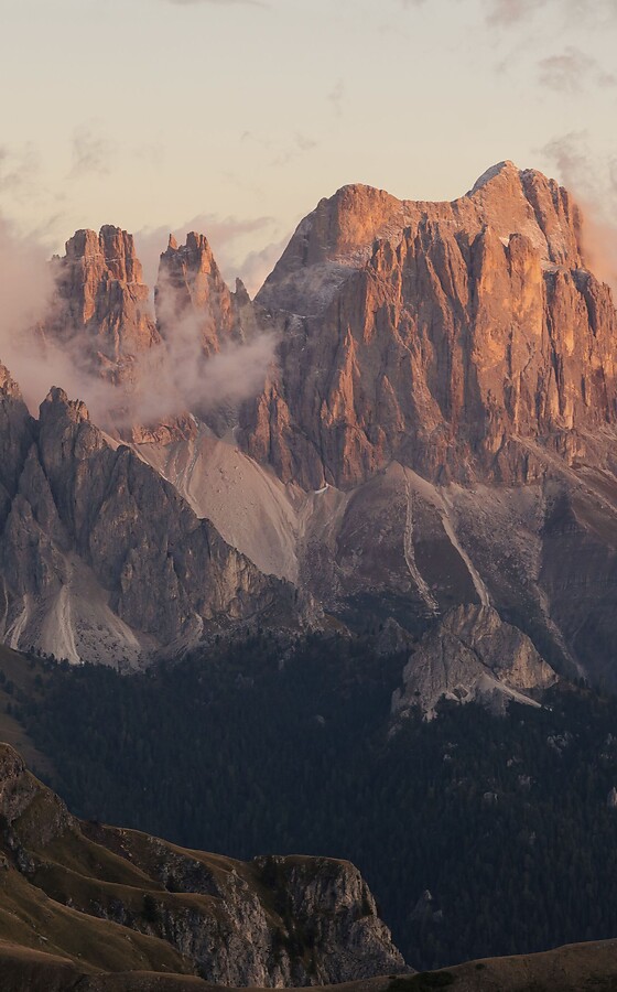 Dolomiti al tramonto con luce rossastra