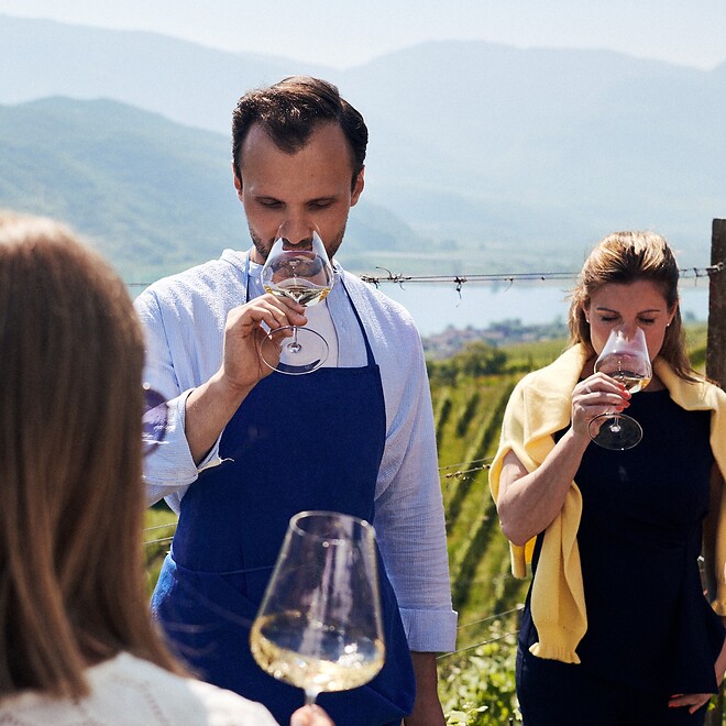 Degustazione di vini in cantina con vista sul Lago di Caldaro.