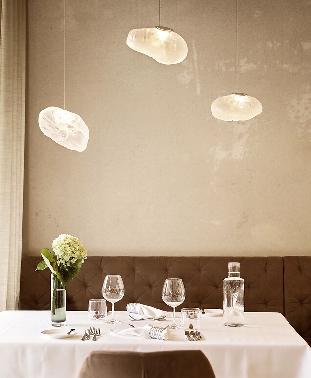 Tavola modernamente apparecchiata per la cena all’Hotel Lindenhof