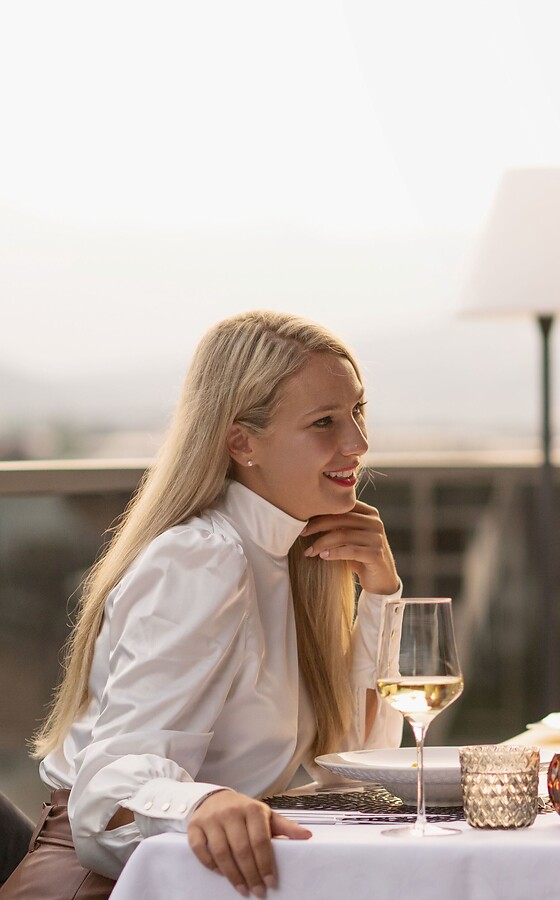 Frau und Mann an schön gedecktem Tisch vor Bergpanorama