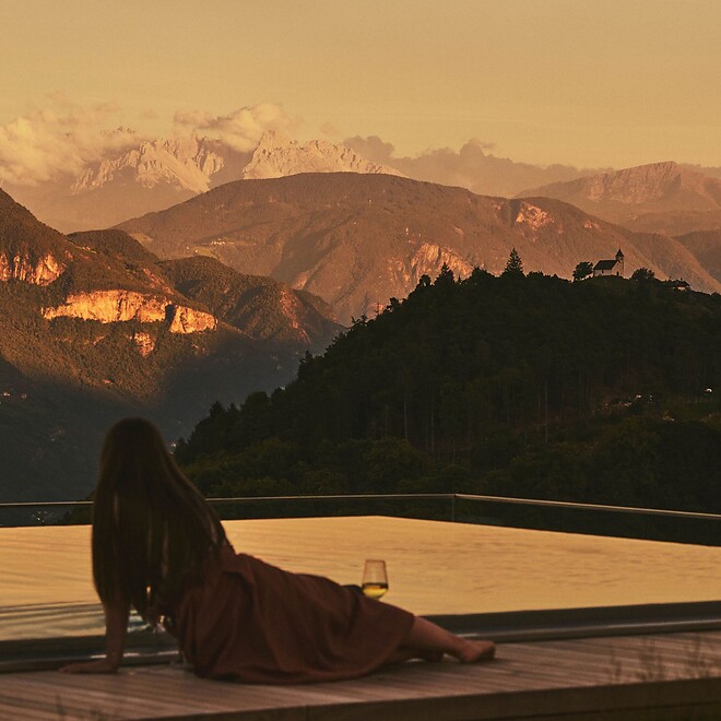 Donna che guarda le Dolomiti dall'Infinity Sky Pool