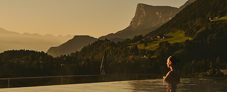 Donna nella Sky Pool con vista sul Gantkofel