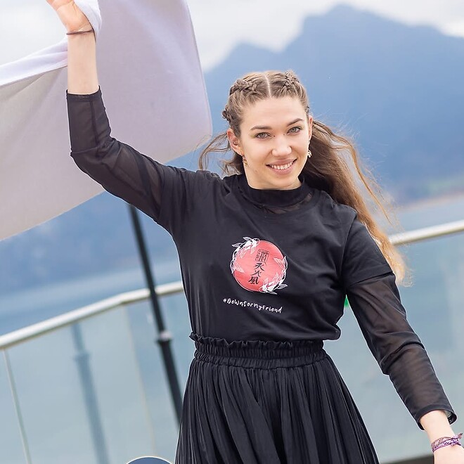 Saunameisterin Barbora beim Handtuch wedeln