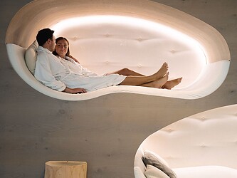 Uomo e donna si rilassano su lettino illuminato