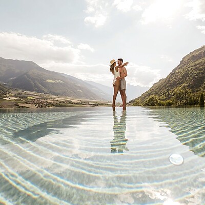 Frau und Mann am Infinity Sky Sport Pool