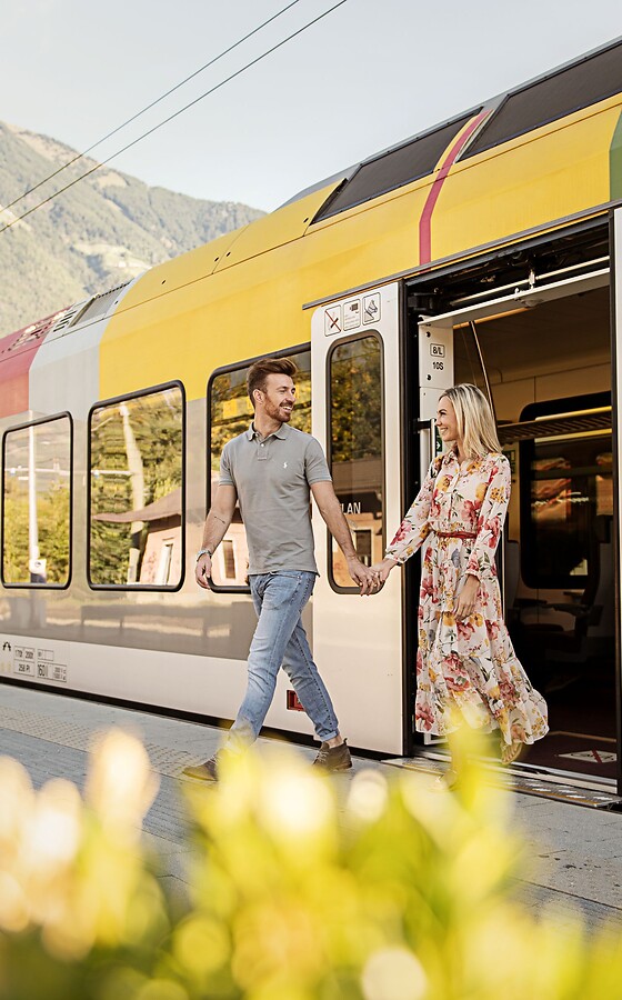 Man and woman getting off the Vinschger Bahn