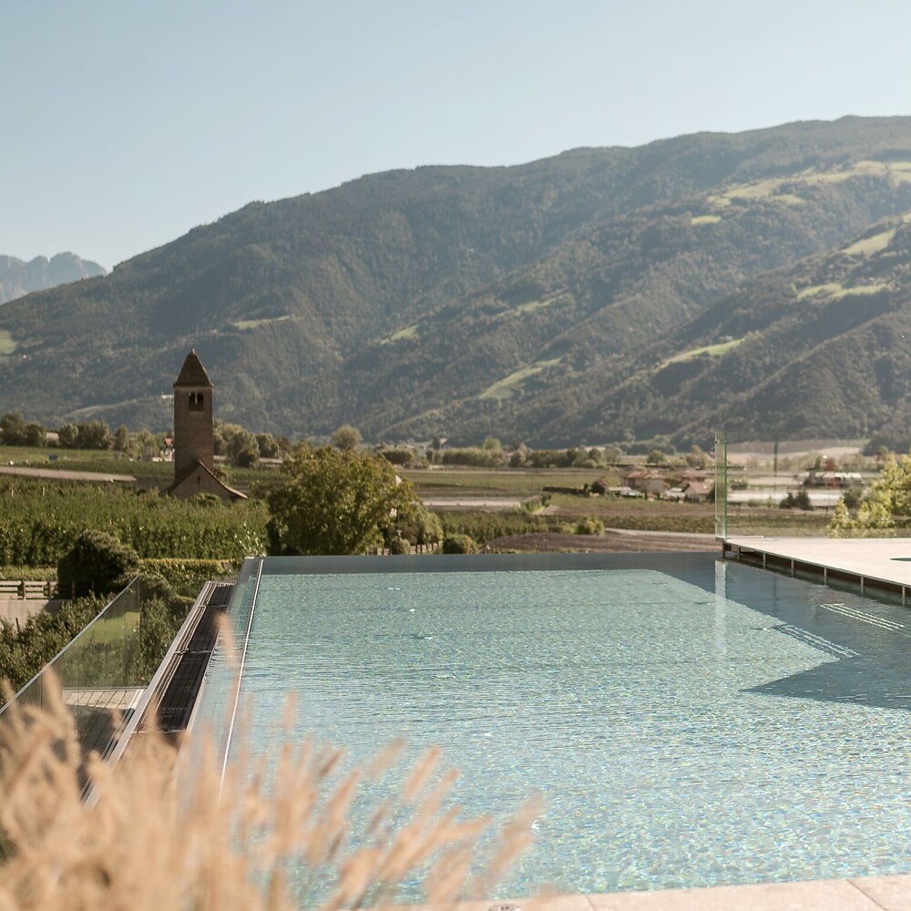 Infinity pool con acqua termale e lettini nello Sky Spa