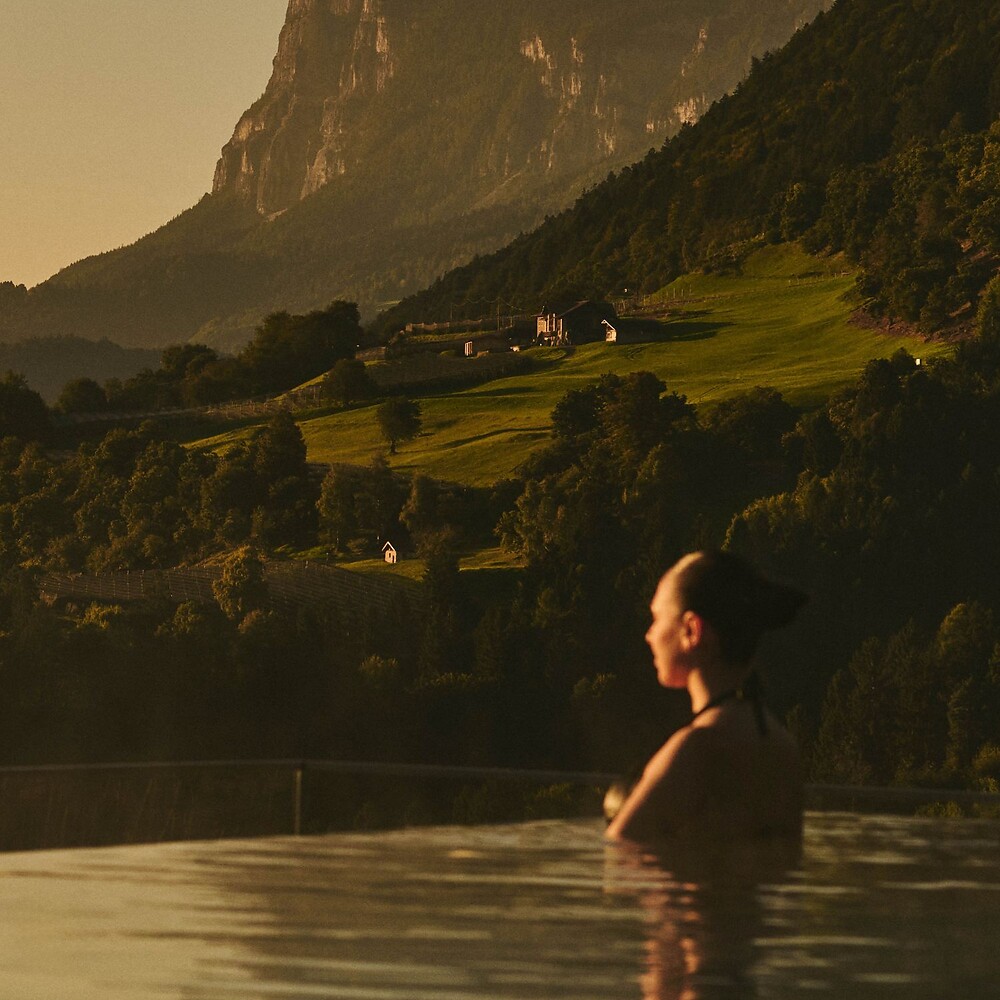 Donna nella Sky Pool con vista sul Gantkofel