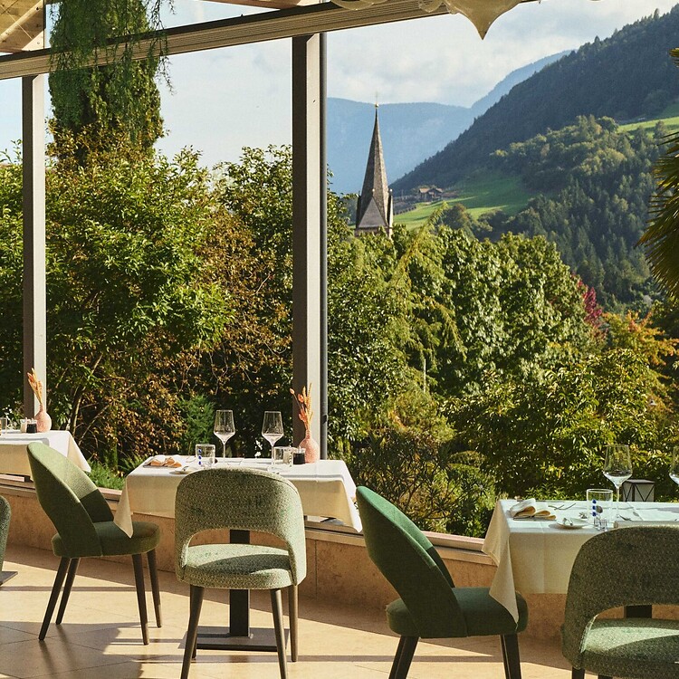 Restaurant with glass front and a view of nature