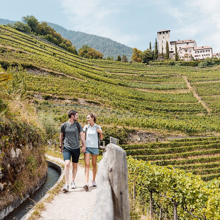 Man and woman walking along the Marlinger Waalweg