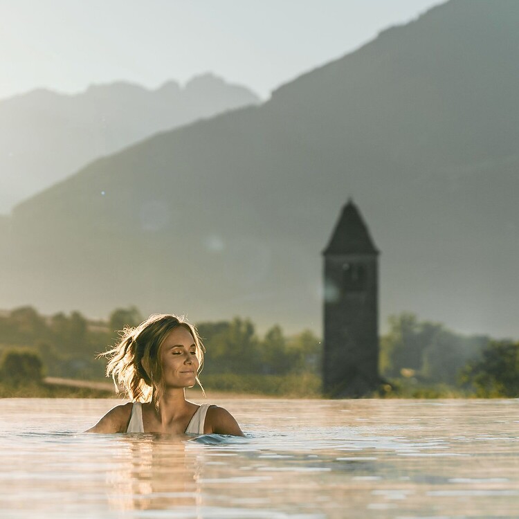 Frau im Sky Infinity Pool bei Sonnenaufgang