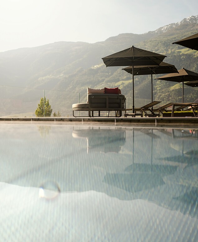 Sky Infinity Pool mit liege auf der Sky Spa Terrasse