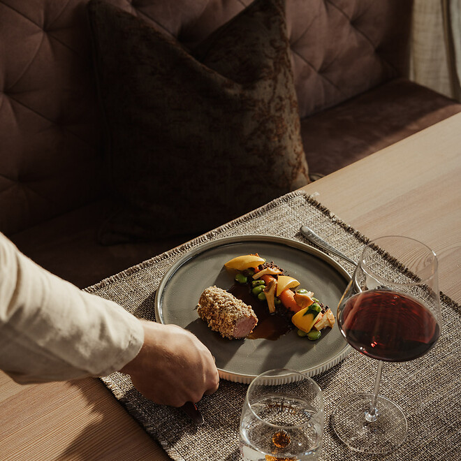 Gourmetgericht mit Fleisch, Gemüse und Rotwein