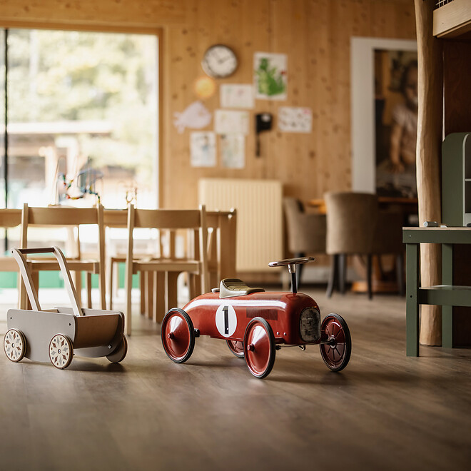 Spielauto im großen Spielraum