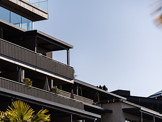 Moderne Außenfassade im dunklen Holz vom Hotel Alpiana