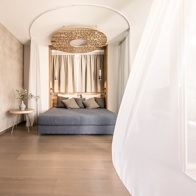 Junios Suite mit Day Bed zum Entspannen und Aussicht aus dem Zimmer