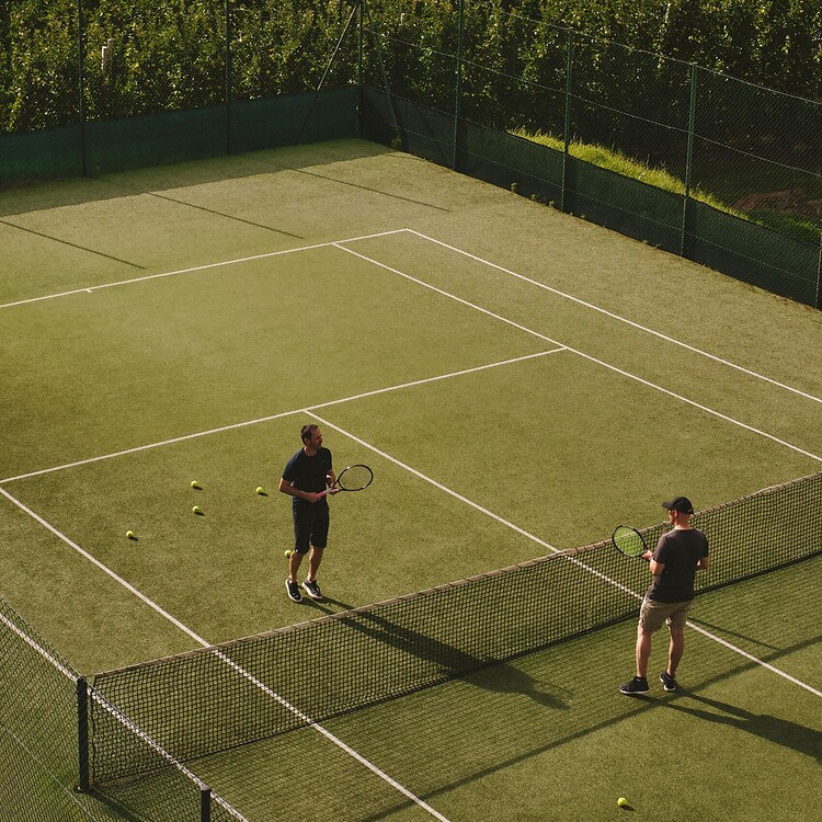 Hoteleigener Tennisplatz umgeben von Bergen