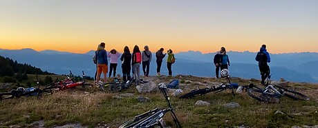 Collaboratori in un'uscita in bicicletta all'alba come gita aziendale