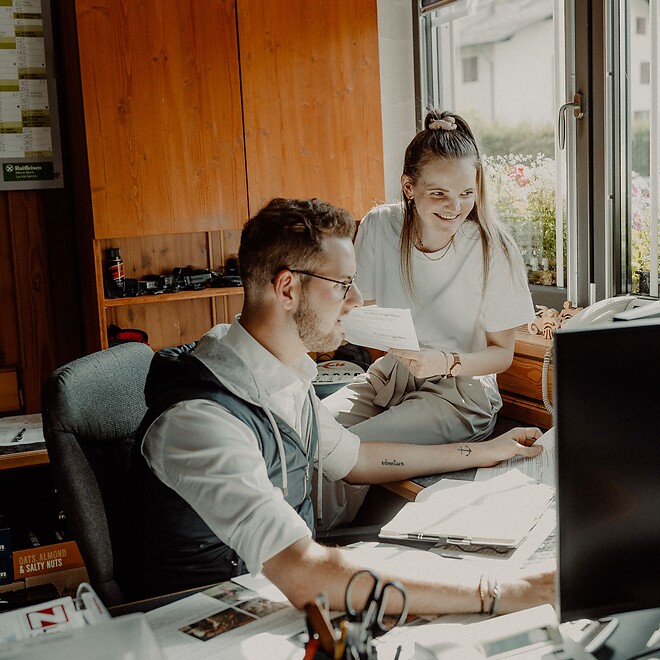 Receptionist nel back office mentre lavorano