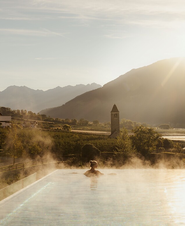 Donna che gode della vista mozzafiato nell'Infinity Skypool all'alba