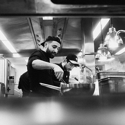 Cuochi in cucina mentre preparano i piatti