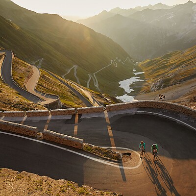 Rennradfahren über das bekannte Stilfserjoch bei warmen Licht