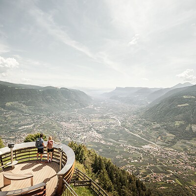 Aussichtsplattform bei den Muthöfen am Meraner Höhenweg 